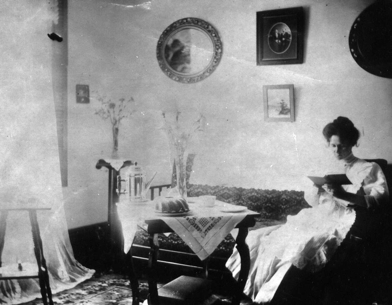 1912 Elisabeth reading