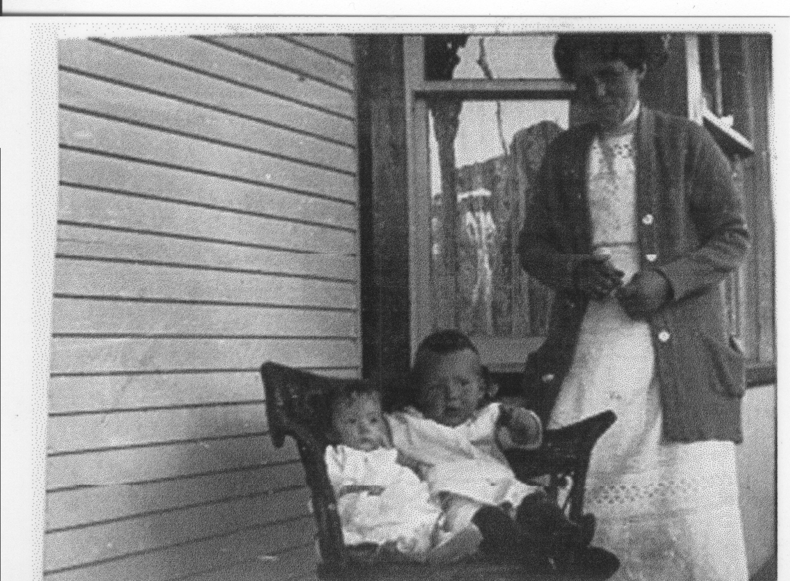 1915 Elisabeth with babies