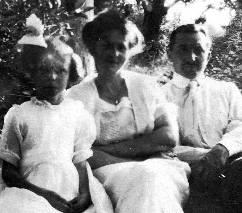 1920 Elisabeth, Paul and Erna