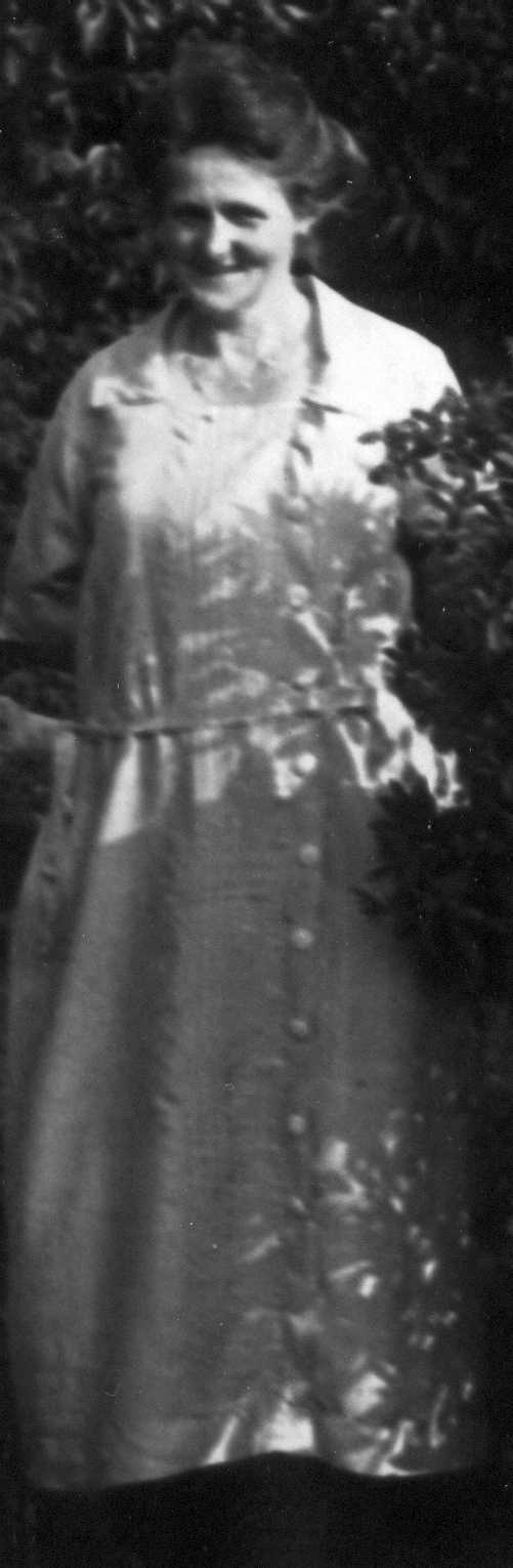 1924 Elisabeth standing