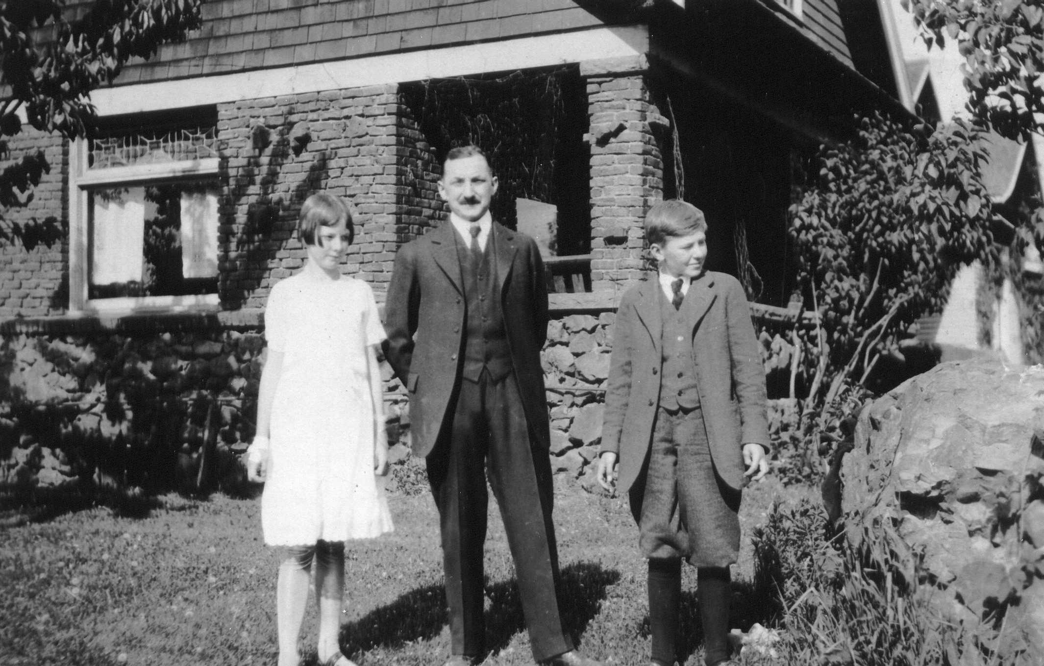 1926 Paul and children