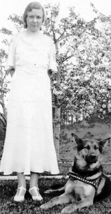 1933 Erna and her dog
