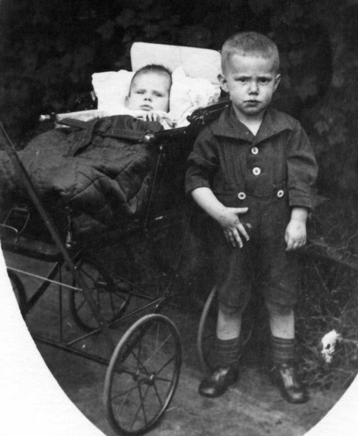 1915 Arnold & Baby Ernst